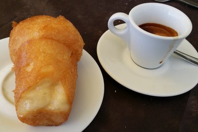 Caffè und Babà in Neapel Stadt