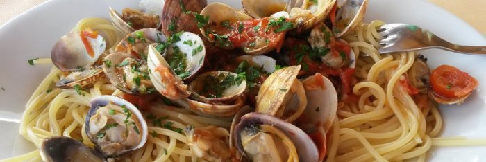 leckere Spaghetti mit Venusmuscheln und Tomaten auf Ischia