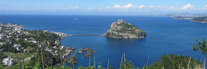 Ischia Castello Aragonese mit der Cartaromana Bucht