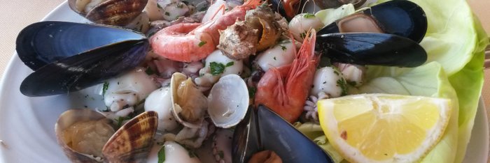 ein leckerer Fischsalat mit Meeresfrüchten und Zitrone