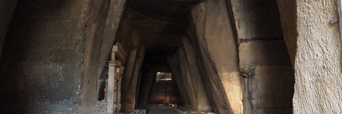 Der Friedhof "Cimitero Delle Fontanelle" in Sanità, Neapel