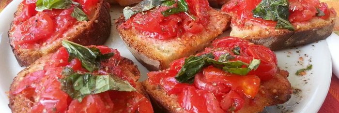 Traditionelle Bruschetta mit Tomaten und Basilikum auf Ischia 