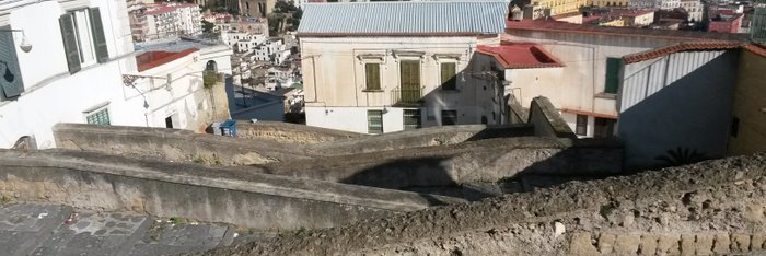 Die Pedamentina von Sant Elmo hinab in die Altstadt von Neapel