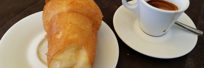 Caffè und Babà in Neapel Stadt