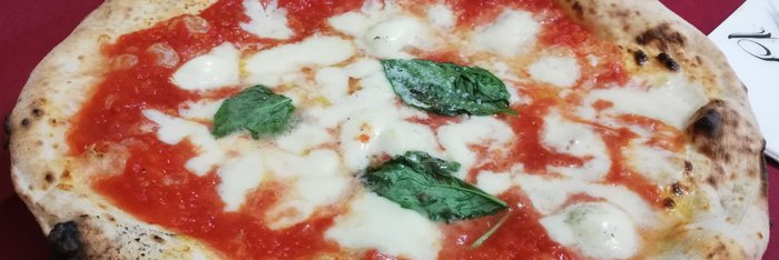 Pizza Margherita in Neapel Stadt 