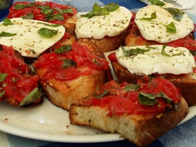 Bruschetta mit Tomate und Mozzarella 